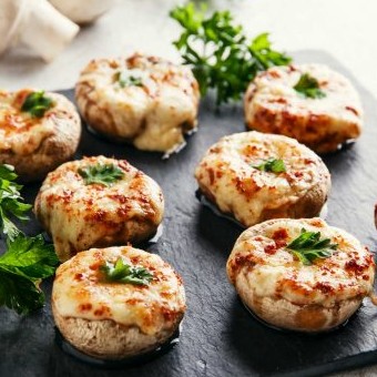 Фаршированные шампиньоны курицей и сыром в духовке – 2 самых простых рецепта аппетитной закуски - «Рецепты»