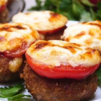 Котлеты в духовке с помидорами и сыром – рецепт запекания - «Рецепты»