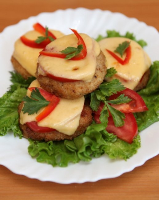Котлеты в духовке с помидорами и сыром – рецепт запекания - «Рецепты»