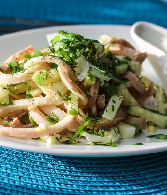 Салат с кальмарами и грибами – 2 самых вкусных рецепта - «Рецепты»
