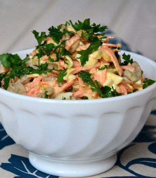 Салат с шампиньонами и корейской морковью – 2 вкусных и простых рецепта - «Рецепты»
