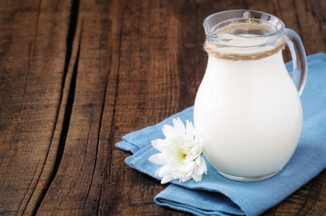 Сколько калорий в молоке разного вида и жирности, БЖУ, содержание витаминов и микроэлементов, полезные свойства напитка - «Здоровье»