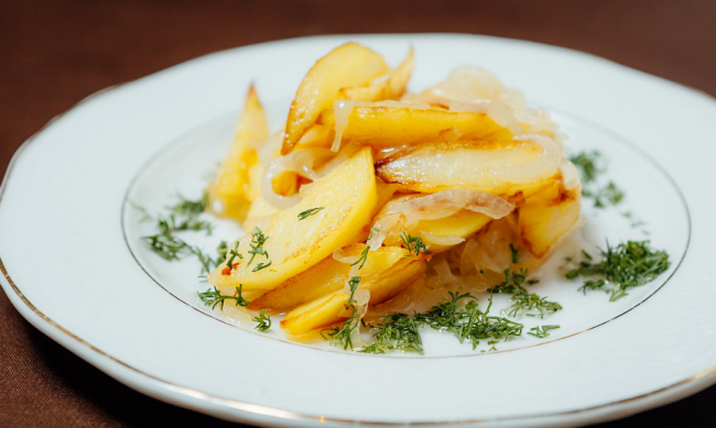 Жареная картошка с луком на сковороде – базовый рецепт и вариации с салом, грибами, мясом - «Рецепты»