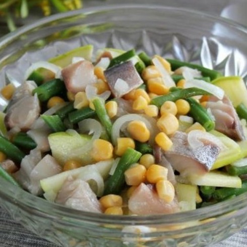 Салат с соленой скумбрией – 2 очень вкусных рецепта - «Рецепты»