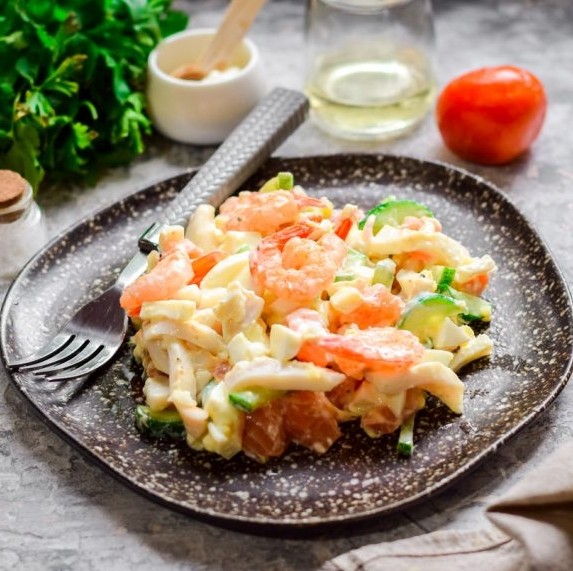 Салат с кальмарами и семгой – рецепт сытной закуски с морепродуктами - «Рецепты»