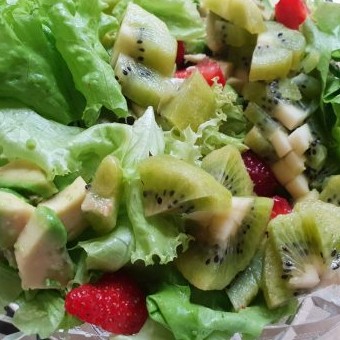 Летний салат с авокадо, клубникой и киви – вкусный и простой пошаговый рецепт с фото - «Рецепты»