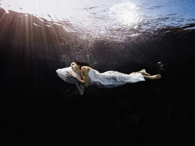 Что означает плавать во сне в мутной воде в водоёме - «Сонник»
