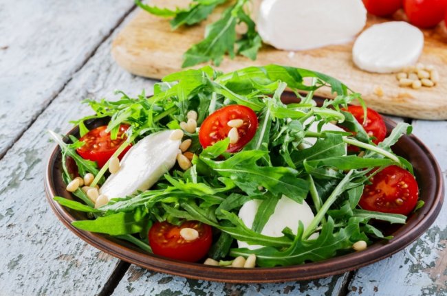 Салат с рукколой, помидорами черри и моцареллой – 5 рецептов приготовления - «Рецепты»