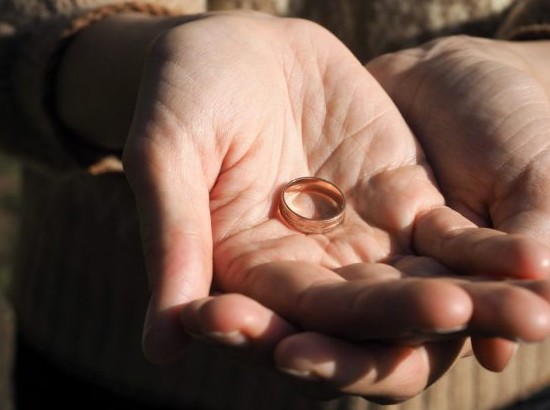 Золотое кольцо (перстень) на пальце во сне — что означает такой символ - «Сонник»