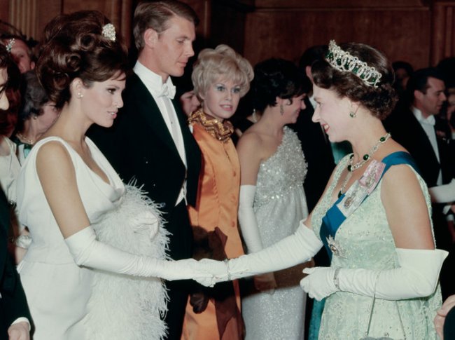 Как звезды одевались на встречи с Королевой: от гламура Мэрилин Монро до латекса Леди Гаги - «Мода»