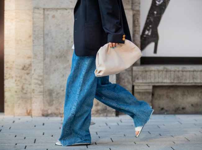 Не ошибитесь: 5 способов носить широкие джинсы — самый горячий тренд этой осени - «Мода»