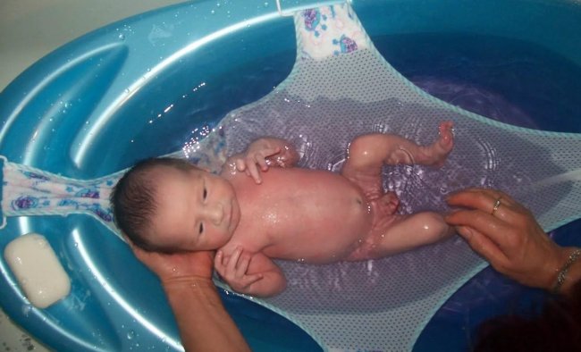 Горка для купания новорожденных: зачем и с какого возраста нужна, как выбрать и пользоваться - «Жизнь и общество»