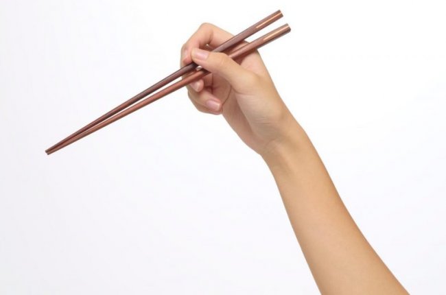 Как правильно держать палочки для суши? Инструкция, как научиться - «Жизнь и общество»