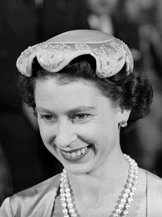 Причуды принцесс: почему королевские особы всегда носят шляпы - «Мода»