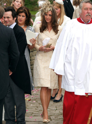 До свадьбы и стилиста: какими были официальные выходы Кейт в статусе подруги принца - «Мода»