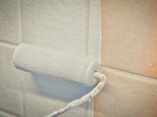 Ремонт без вложений: как покрасить плитку, чтобы спасти устаревшую ванную комнату - «Стиль жизни»