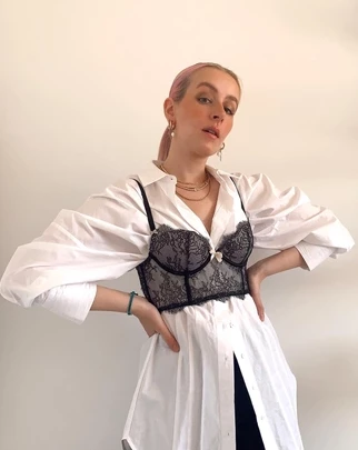 Смесь безвкусицы и гранжа: зумеры возвращают забытый тренд «bra-over-shirt» - «Мода»